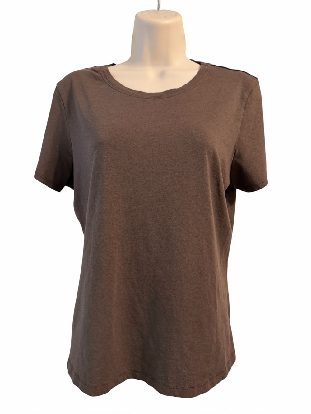 TAHARI ESSENTIALS TSHIRT SIZE LARGE
BROWN
